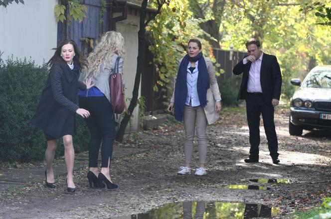 PRZYJACIÓŁKI odc. 13. Inga (Małgorzata Socha), Paweł Strzelecki (Bartek Kasprzykowski), Patrycja (Joanna Liszowska), Zuza (Anita Sokołowska)