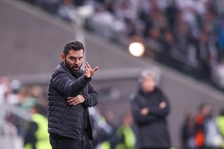 Legia znów na cenzurowanym w UEFA, będzie trzeba płacić grubą kasę. Goncalo Feio też się nie wywinął