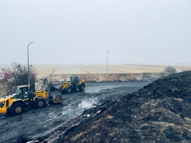Zakończyło się dogaszanie pożaru na terenie sortowni śmieci w Bełżycach