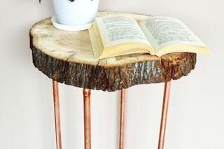 Stolik kawowy z drewna i miedzi