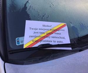 Nie miał warszawskiej rejestracji. Taką kartkę znalazł za wycieraczką. Internauci rozzłoszczeni, w sieci aż huczy!