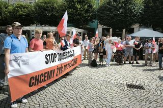 Manifestacja pod hasłem Sto nielegalnej imigracji w Lesznie