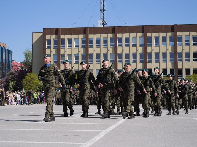 Ponad stu żołnierzy na Placu Solidarności w Olsztynie. Złożyli uroczystą przysięgę [ZDJĘCIA]