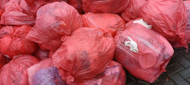 Odpady covidowe ponownie zalegają na terenie szpitala w Białymstoku [WIDEO]