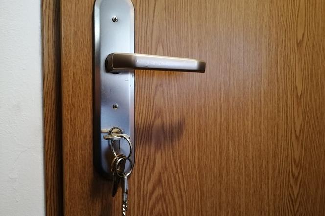 Zostawiasz klucz w zamku w drzwiach do mieszkania na noc? To wielki błąd 
