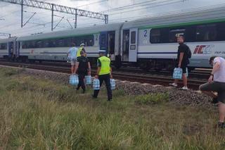 Policjanci pomogli pasażerom