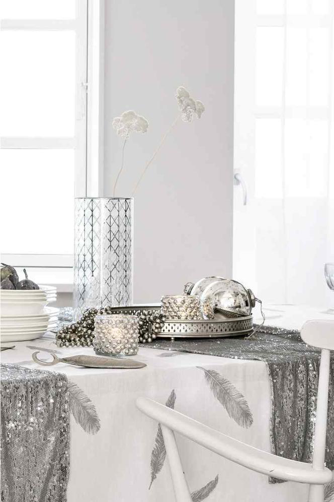Srebrno-biała dekoracja sylwestrowego stołu