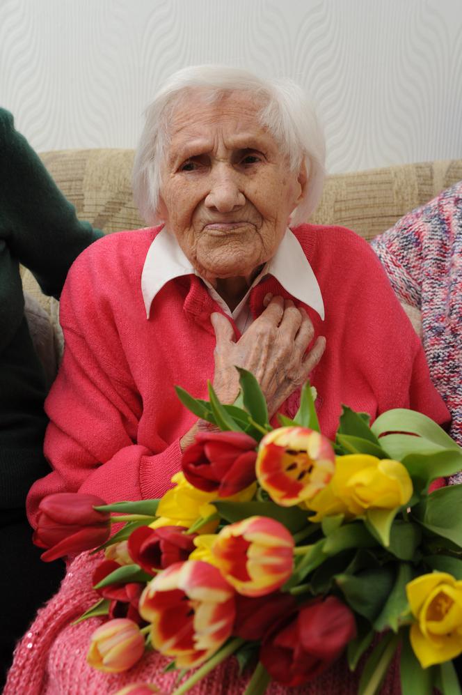 Dzień zaczyna od koniaku