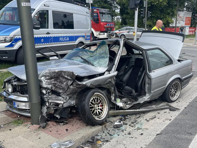 Potworny wypadek w Wesołej. Musieli rozcinać wrak BMW