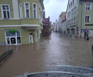 Krytyczna sytuacja w Kłodzku. Okropnie leje, ulice i domy zalane, potrzebujemy pomocy