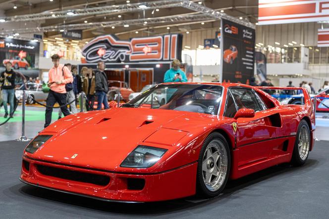  Czerwone ferrari warte 2,5 miliona euro w Poznaniu.