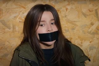 Ege uratuje Zeynep, choć porywacz pchnie ją nożem.