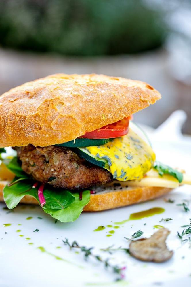 Cheeseburger wołowy z boczniakami [przepis na zdrowego, domowego cheeseburgera]