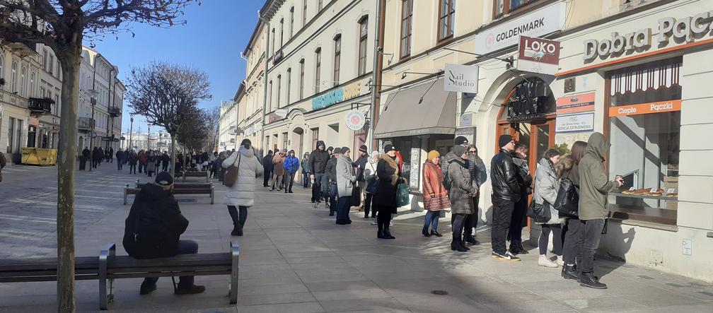 Lublinianie czekają nawet 1,5 godziny po pączki! [GALERIA]
