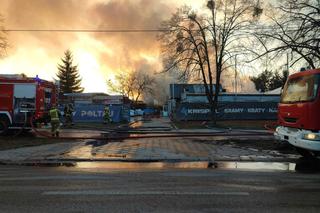 Pożar hali przy ul. Wycieczkowej. W akcji bierze udział 12 zastępów straży pożarnej