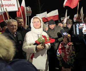 Żona Macieja Wąsika czeka na męża pod więzieniem