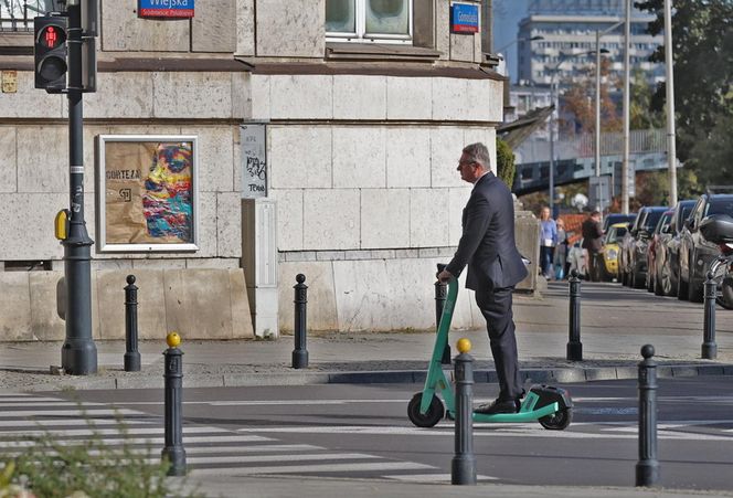 Poseł Wipler przejechał hulajnogą na czerwonym świetle