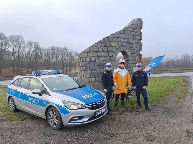 Policjant przemierza Polskę rowerem miejskim. Przejazdem był w województwie kujawsko-pomorskim [ZDJĘCIA] 