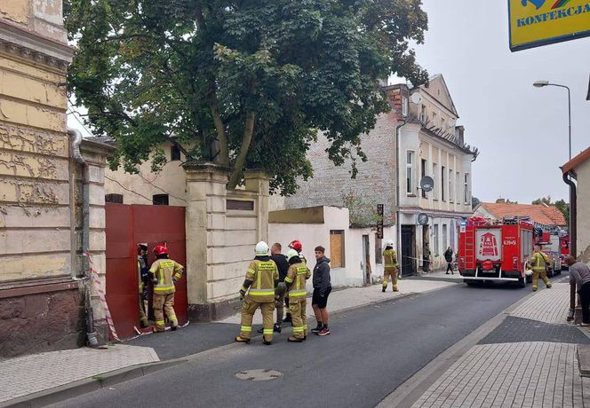 Ściana kamienicy legła w gruzach! Dramatyczna akcja ratunkowa w Wągrowcu