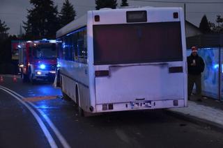 Wola Rzędzińska: Zderzenie osobówki z autobusem. Jedna osoba w szpitalu!