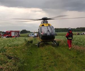 BMW wypadło z drogi i wjechało w grupę nastolatków! Dwóch z nich walczy o życie [ZDJĘCIA]