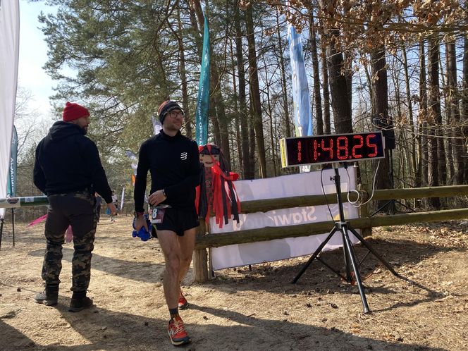 Biegli, aż na trasie został jeden zawodnik. Ponad 60 śmiałków na starcie zawodów pod Olsztynem