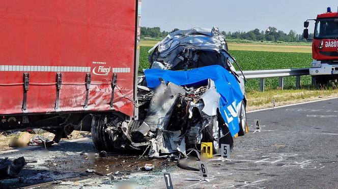 Przerażający wypadek polskiej rodziny na Węgrzech. Trzy osoby nie żyją. Ocalała tylko 1,5-roczna córeczka