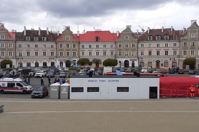 Lublin: Duże zainteresowanie mobilnym punktem szczepień na Pl. Zamkowym [SONDA]
