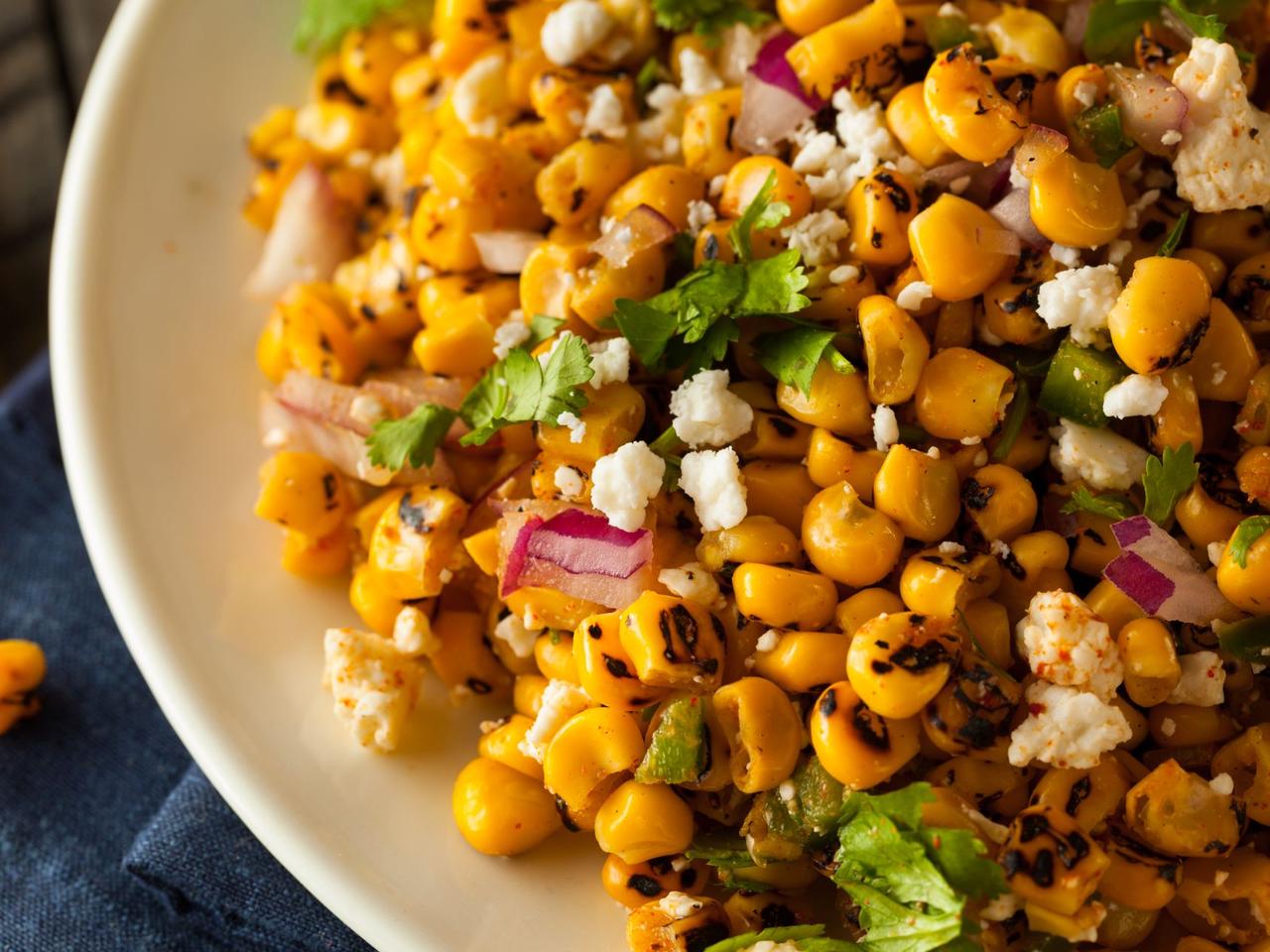 Meksykańska sałatka kukurydziana z fetą i dymką - prosty skład i obłędny smak