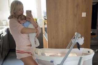 Słowianka zbiera pokarm dla córeczek