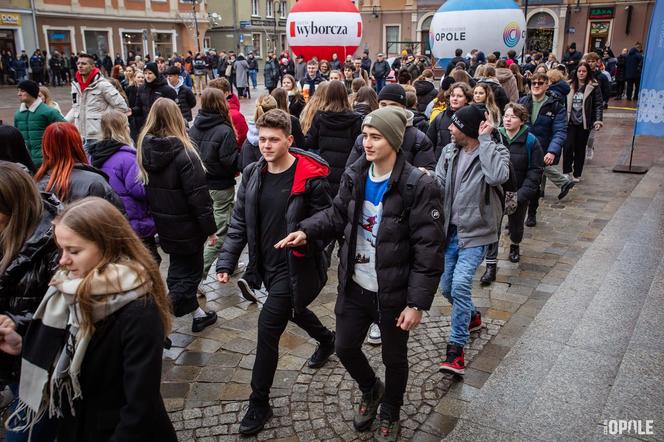 Maturzyści tańczą poloneza na Rynku w Opolu