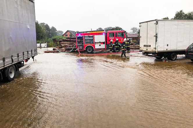 Strażacy wciąż walczą ze skutkami nawałnicy w powiecie ostrzeszowskim