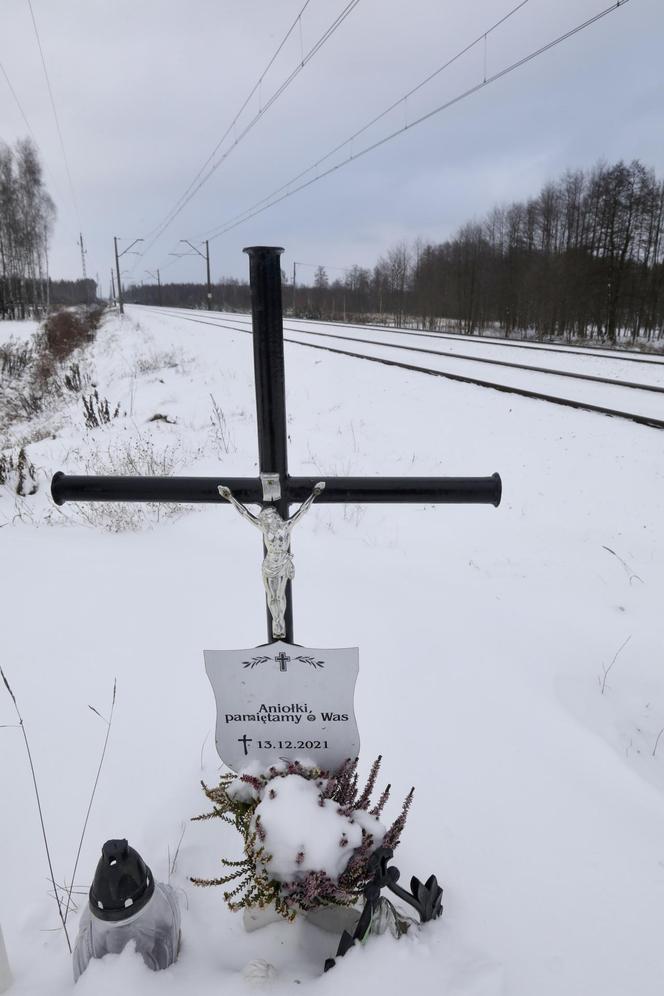 Anielka i Jaś zginęli z mamusią pod pędzącym pociągiem „Aniołki pamiętamy o Was”