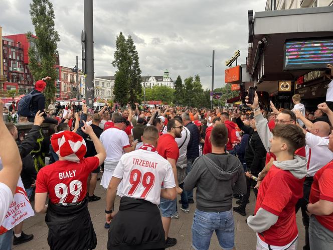 Tak Polacy bawią się w Hamburgu! Wszyscy są podekscytowani przed meczem! 