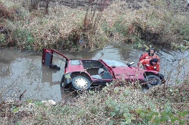 Wesoła na Podkarpaciu: Tico wjechało do rzeki. Pijany kierowca był uwięziony w pojeździe,który opadał na dno