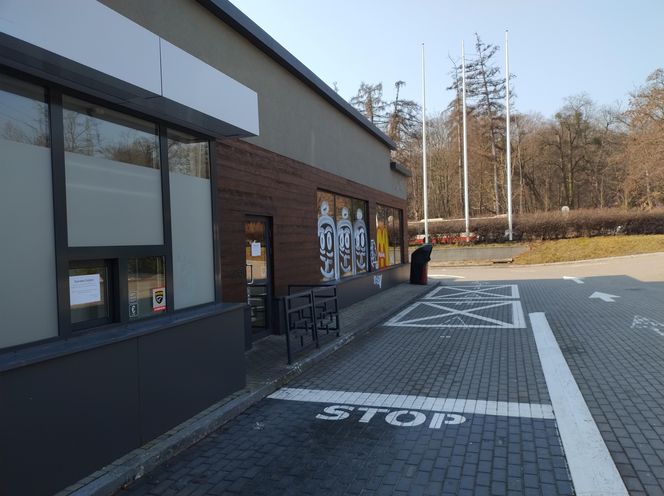 Opuszczony budynek KFC w Sopocie. Kultowe miejsce pokryło graffiti 