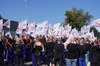 Pikieta pracowników Beko. Pracę straci 1100 osób. „Czujemy się oszukani i sfrustrowani”