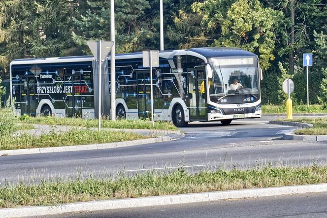 Przegubowy autobus na ulicach Nowego Sącza 