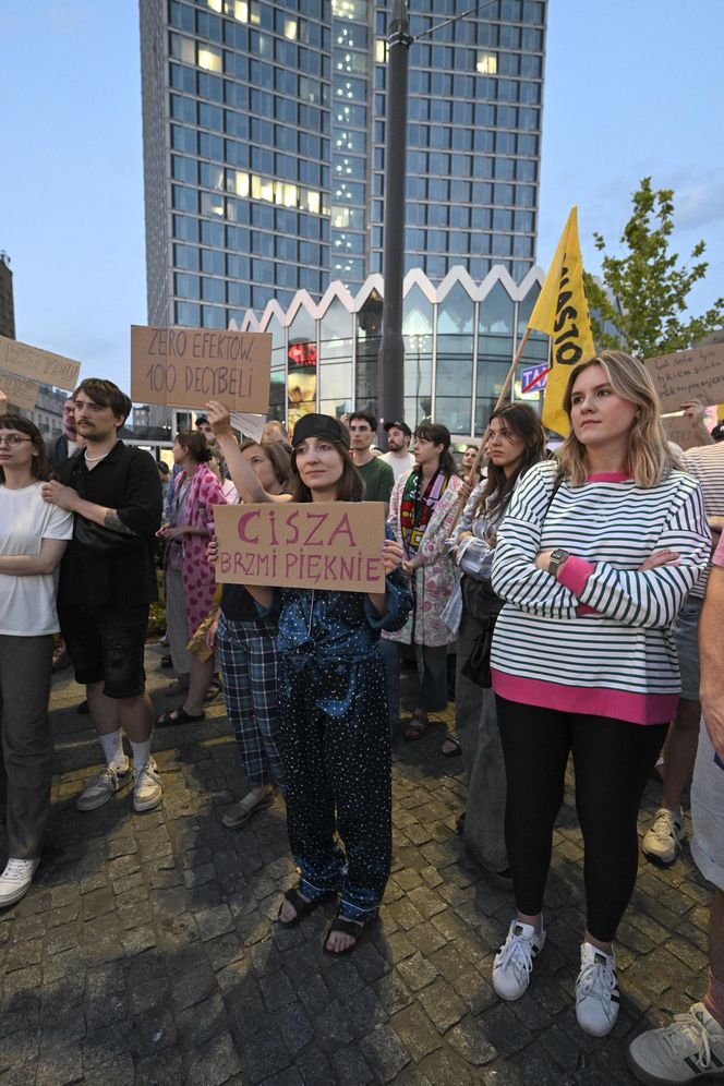 Przeszli przez Warszawę w piżamach i kapciach. Krzyczeli "Chcemy spać!"