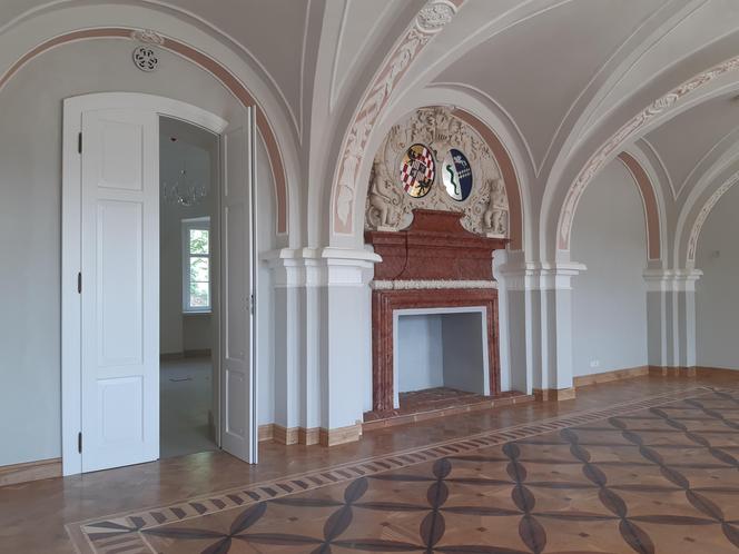 Pałac Sobieszów po remoncie – sala kominkowa