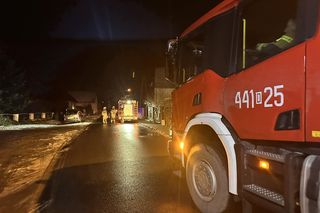 Pies wpadł do 8-metrowej studni. Strażacy zeszli po niego aż na dno. Zdjęcia z akcji 