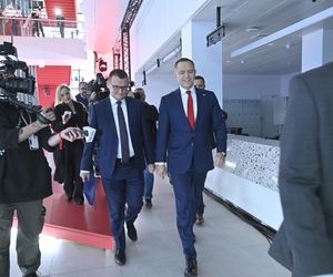 Karol Nawrocki przyjechał do TVP. Symboliczny gest i mocne wsparcie z zaplecza