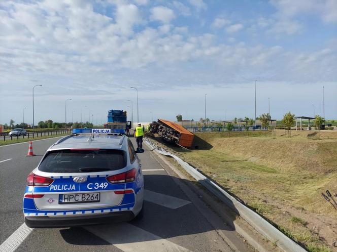 Poważny wypadek na A1 koło Torunia. Ciągnik siodłowy z naczepą przewrócony na wysokości MOP Nowy Dwór