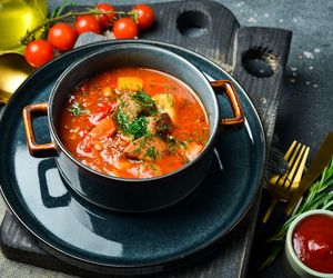 Podsmaż mięso i dodaj warzywa. Węgierski kociołek to prawdziwa uczta dla podniebienia