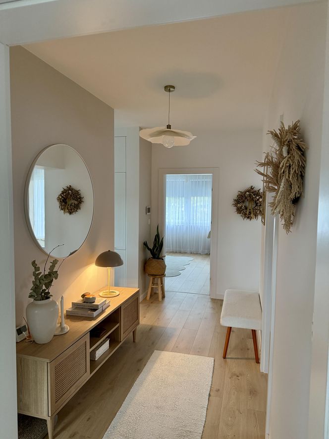 Metamorfoza przedpokoju w domu z lat 90.