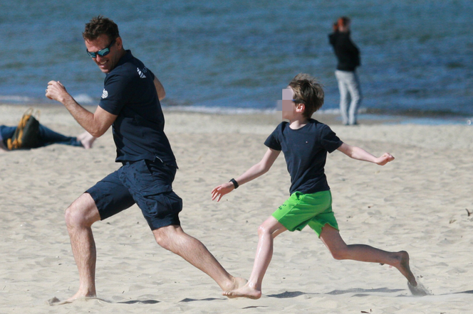 Dzikie harce Kusznierewicza z dziećmi na plaży