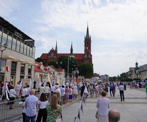 Boże Ciało 2024. Tłumy wiernych przeszły w procesji ulicami Białegostoku