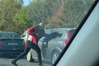 Atak szaleńca na drodze w Katowicach. Wpadł w amok i rozwalał auto stojące w korku WIDEO