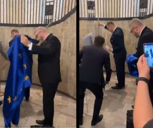 Grzegorz Braun w katowickim ministerstwie zerwał unijną flagę i wytarł o nią buty