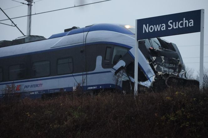 Na przejeździe kolejowym w msc. Nowa Sucha (pow. sochaczewski) doszło do zderzenia pociągu pośpiesznego z ciężarówką